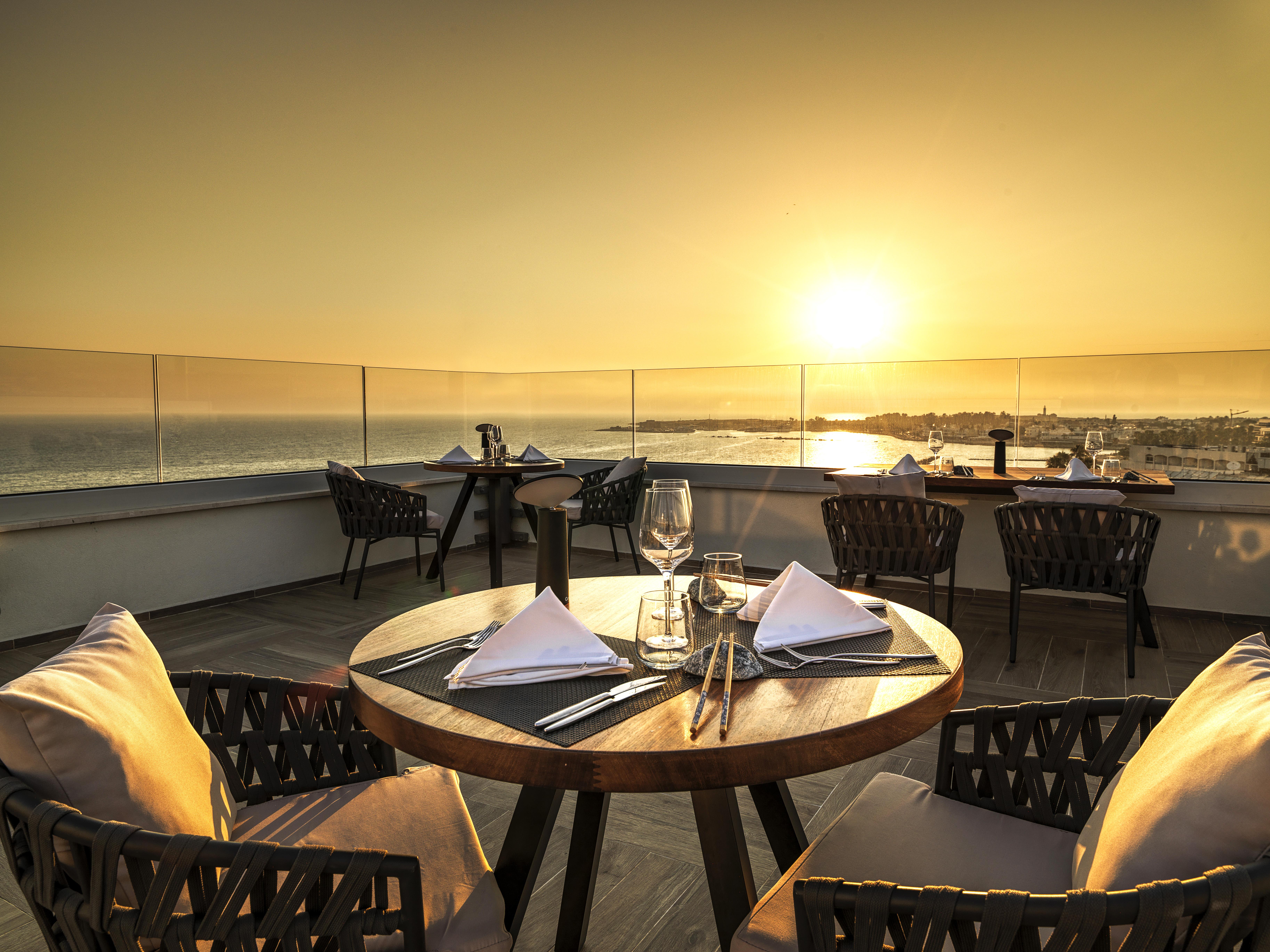 Amavi, Madefortwo Hotels - Paphos (Adults Only) Esterno foto Sunset at the rooftop bar