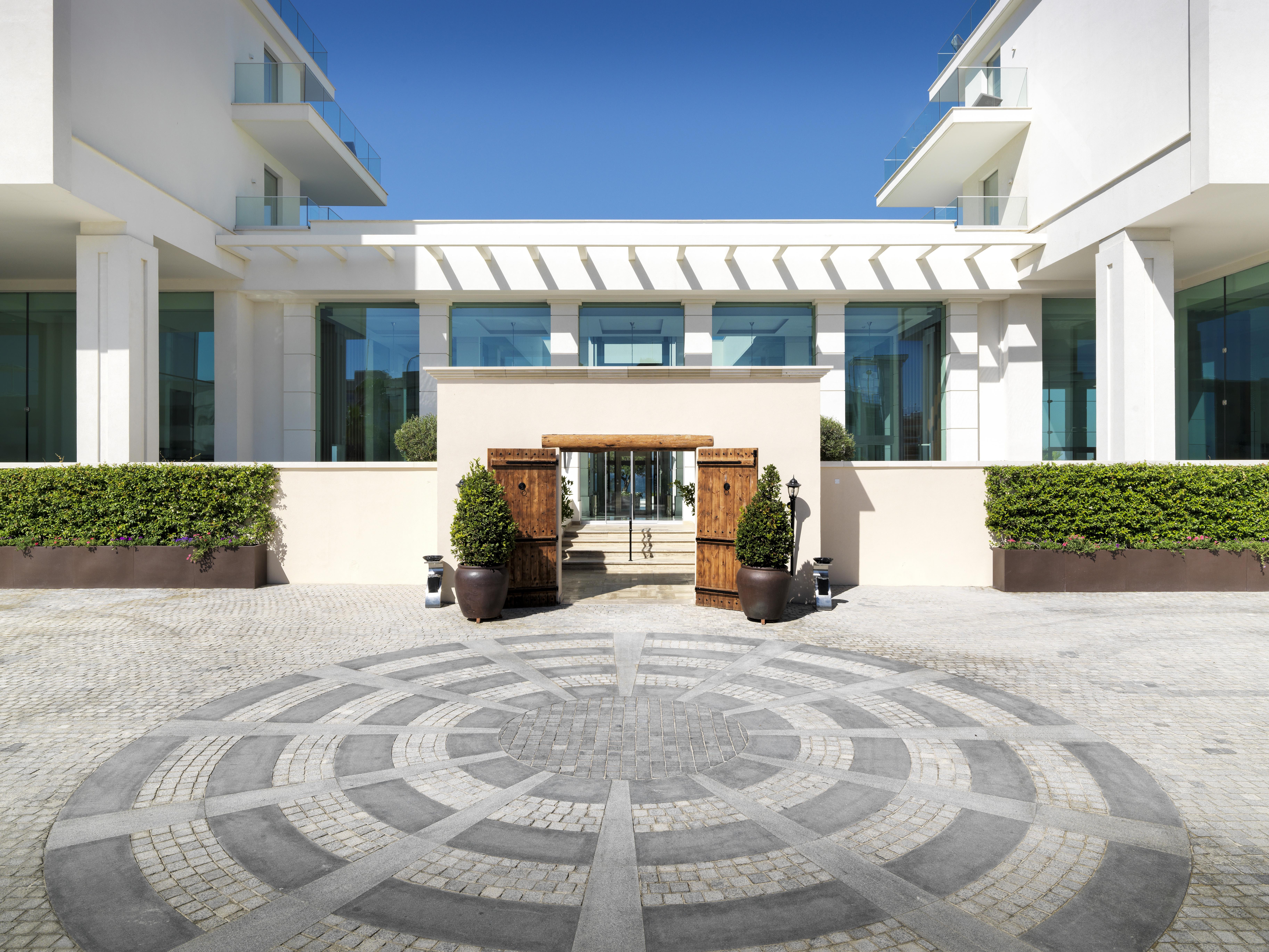 Amavi, Madefortwo Hotels - Paphos (Adults Only) Esterno foto Entrance to the hotel